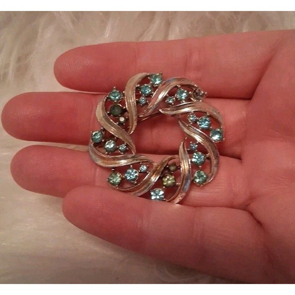 Vintage Gold Tone Circle Brooch Pin Aquamarine Blue Rhinestones Twisted Design